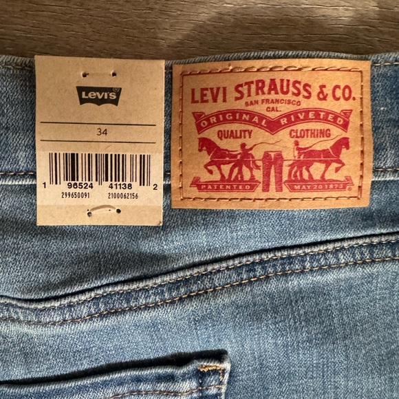Levi's Mid Length Shorts - Picture 6 of 7
